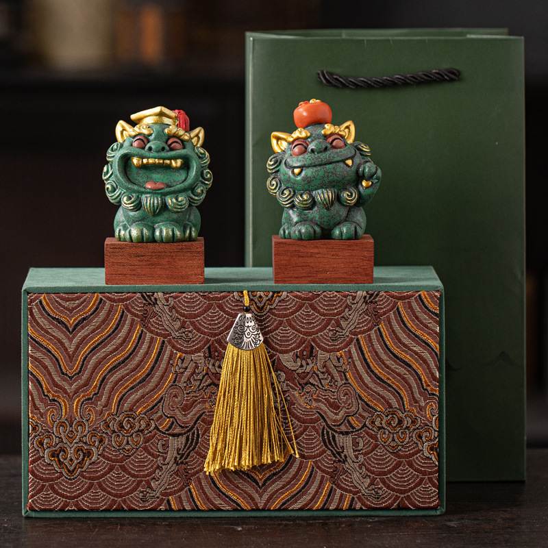 国潮创意彩金风狮爷招财桌面摆件元宝铜币一对治愈系解压装饰礼物