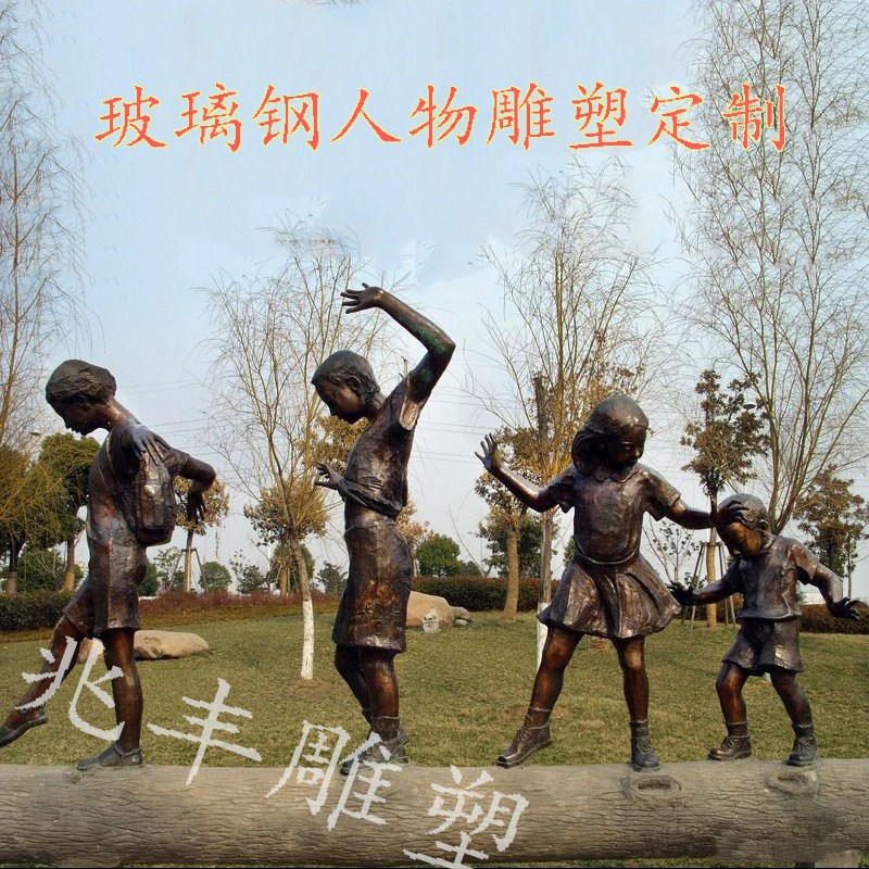 童趣仿铜像小孩和狗玩耍嬉戏比力量户外园林玻璃钢人物雕塑定制