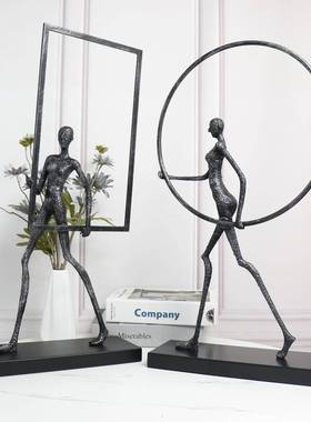 现代简约软创1意黑色人摆件扛圈人售楼部店家酒居抽象物装饰品摆