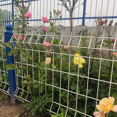 型柱护栏网公TNI园桃用桃型柱围栏机场防护护网三角折弯栏网户外