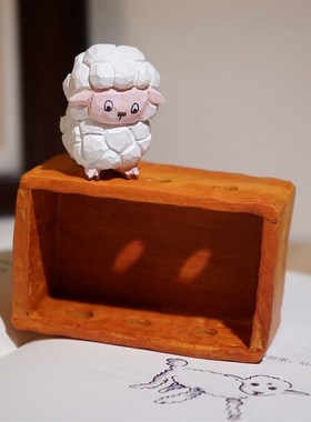 请给我画只绵羊k手工木雕摆件箱子里的绵羊小王子周边创意礼