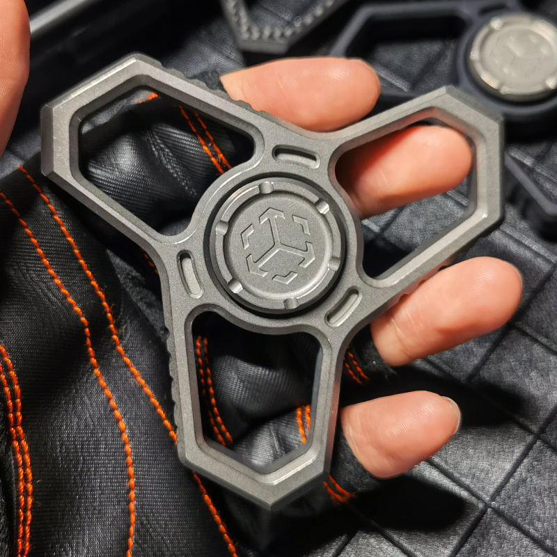 矩阵T0b4战术指尖陀螺多功能edc指扣解压防身钛合金把玩无聊玩具