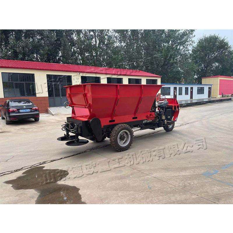 自走式柴油三轮撒粪车 液压链条传动抛肥车 农田果园铺肥设备
