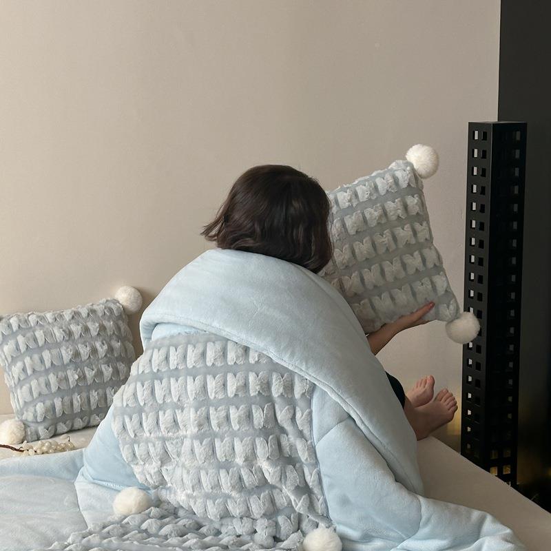 冬礼季牛奶0400绒抱枕子两用办公室午睡毯子枕头车载靠枕被二合被