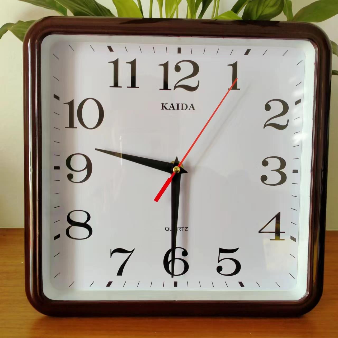 挂钟经典省电跳秒有声音家用挂墙时钟简约时尚数秒大字方形石英钟