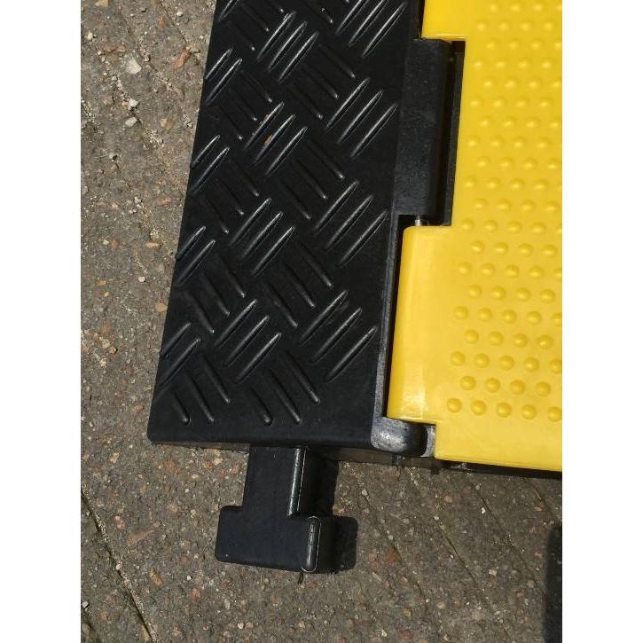 CE RoHs 浙江衢州新款大三线槽减速带 欧盟质量橡塑减速带