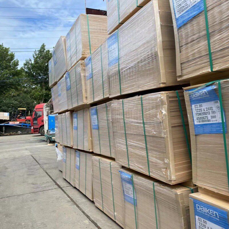 供应2.5mm~25mm新西兰澳松板 不易变形直拼双面无结松木板密度板