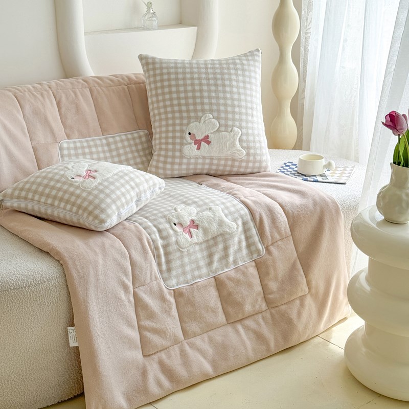 萌兔抱枕被子两用冬天加厚2v024新款午睡毯子二合一车用折叠枕头