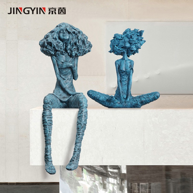 时尚女孩抽象人物软装饰品艺术家居坐姿少女雕塑橱窗门店落地摆件