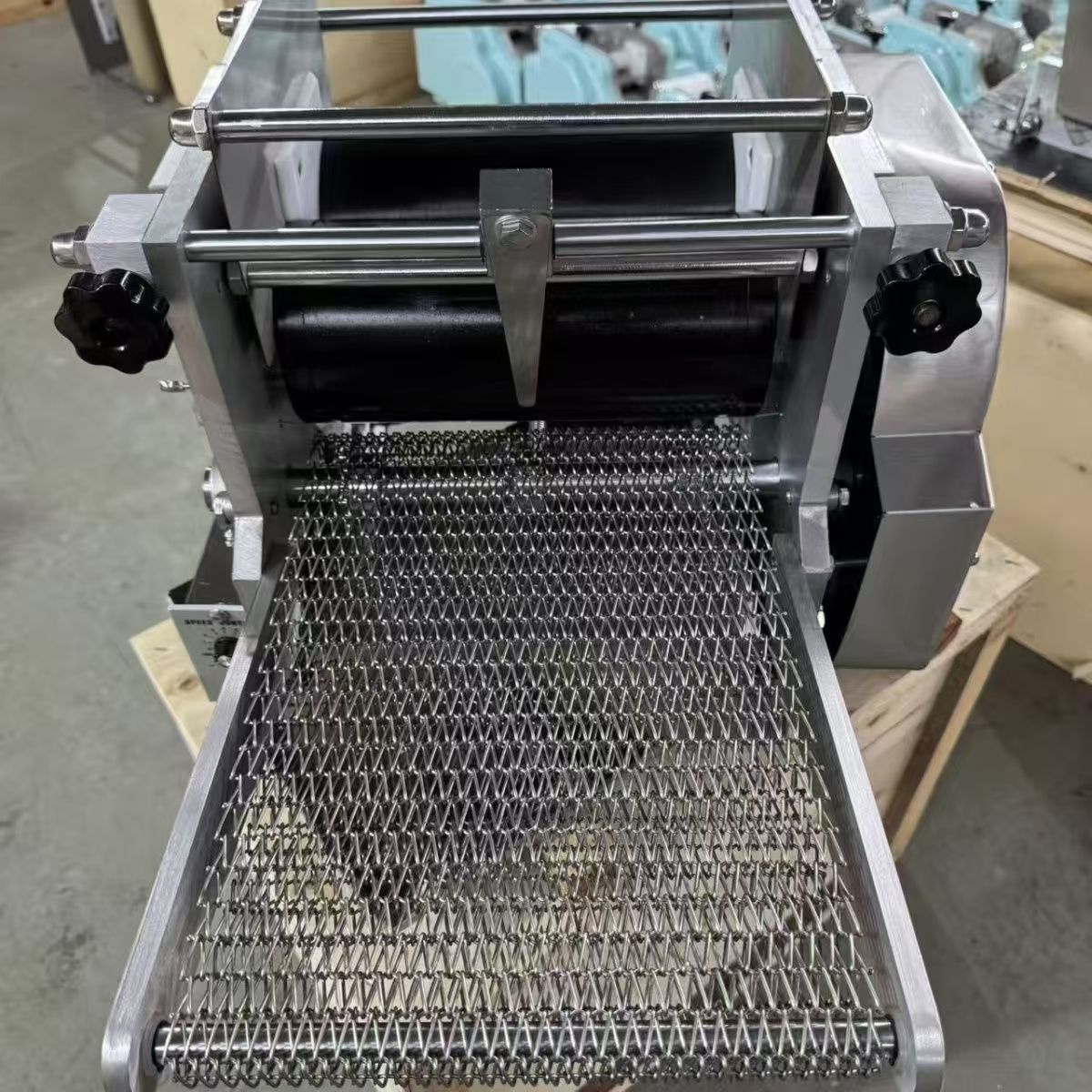 玉米面皮机仿手工杂粮饼机圆形饼成型机玉米薄饼机厂家20/30/40