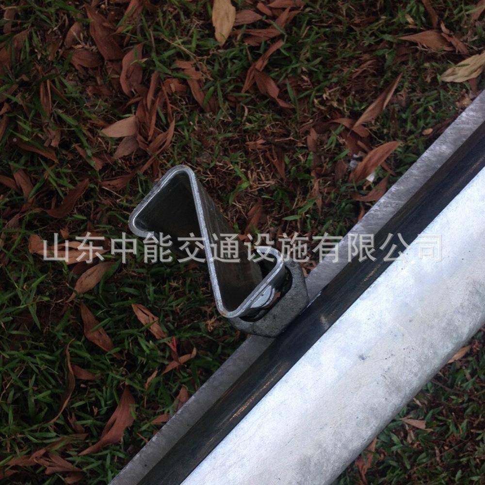 两高速公路热镀锌波Z形护栏板波三波护栏防撞钢护件柱栏立配连接
