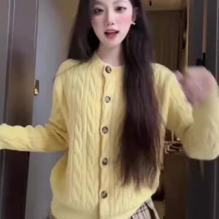 奶黄色麻花毛衣开衫外套女甜美减龄春秋2025新款宽松慵懒针织上衣