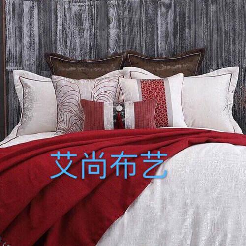 现代新中式样板房米白咖肌理丝质布拼红边十件套床品