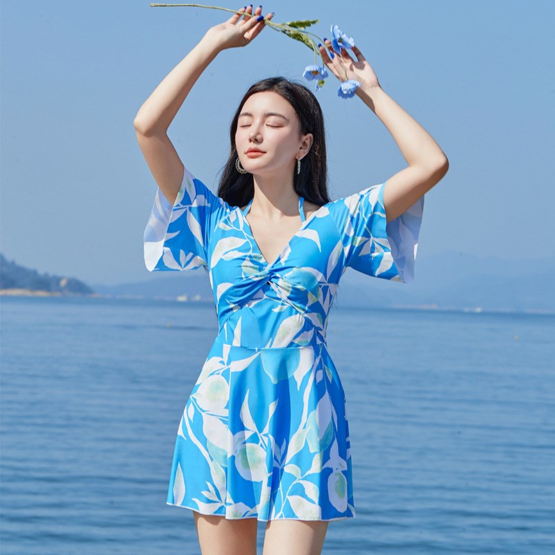 泳衣女2024新款泡温泉高级感保守带钢托小胸聚拢女孩大码连体冬天