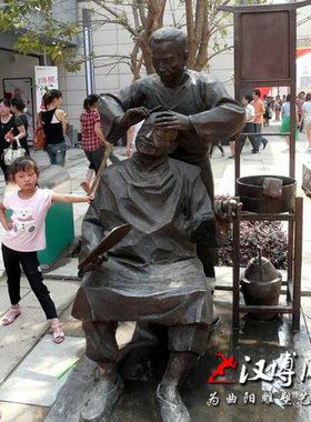 传统手艺剃头师傅人物雕塑民俗小品雕塑玻璃钢仿铜雕塑公园景观