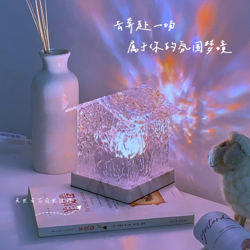 新款房屋水波纹台灯浪漫水晶屋旋转光影网红拍照氛围灯卧室情调灯