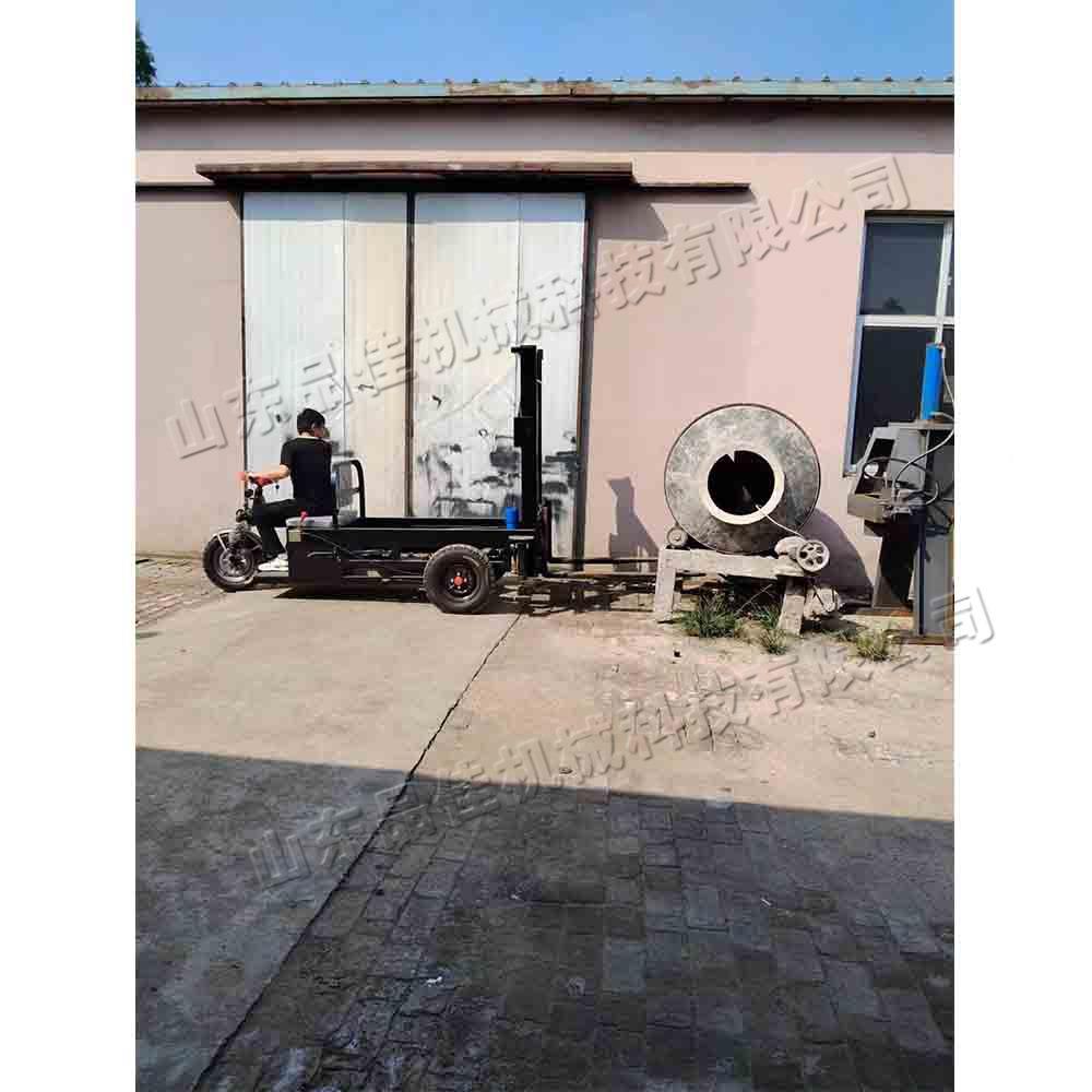 自装可自卸电动三轮常规车升降款轮叉装车三建筑材料搬运装卸车