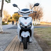 踏板燃油车超级鹰两轮油车摩托车125cc排量小型燃油代步车