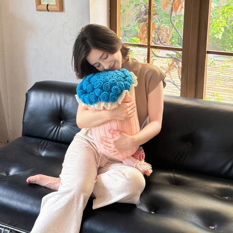 现货成品网e红玫瑰花束毯多功能花朵抱枕卧室沙发靠枕半边绒毛毯