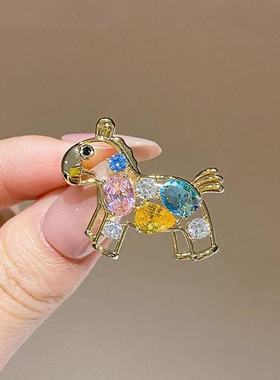 2026年新款生肖马彩色镂空小马高级感设计百搭个性胸针配饰