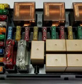 汽车线路控制器盒熔断器21路保险座带 继电器保险盒 黑色