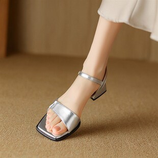 夏季女凉鞋202k5年新款百搭中跟女鞋夏天露趾银色一字带粗跟高跟