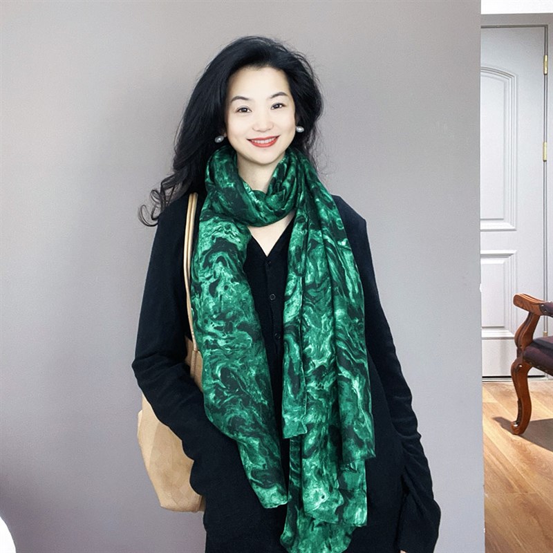 超显白!绿色烫金围巾女冬季2025新款闪闪星P空设计高级感春秋丝巾