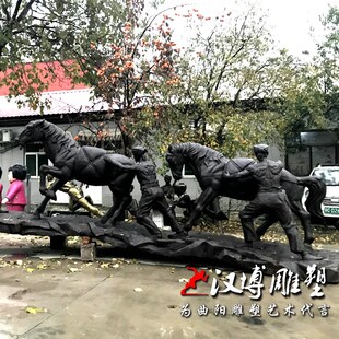 大型玻璃钢仿铜雕塑赶马帮人物雕塑马帮文化主题户外景观公园雕塑
