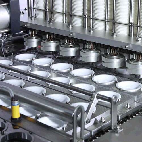 全自动液体膏体酱料灌装封口机盒装辣椒酱海鲜酱连续封杯机封盒机