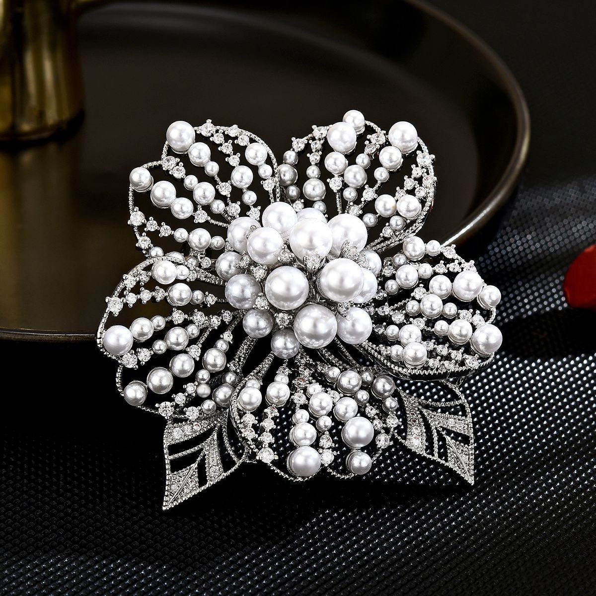 小香风精致珍珠胸针时尚胸花别针配饰高档大衣外套山茶花镶钻饰品