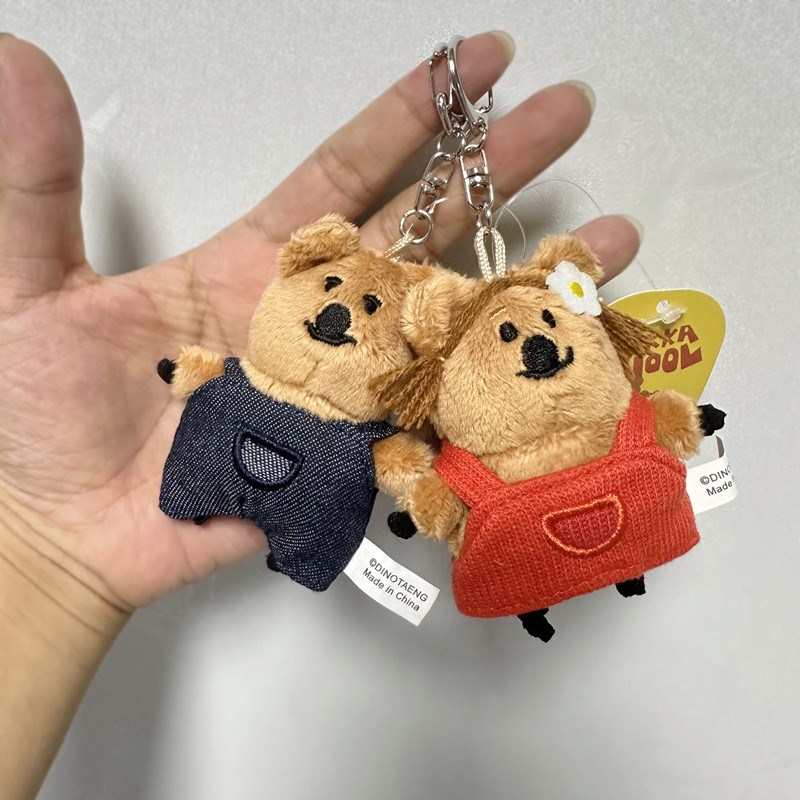 柿子椒熊开学季短尾熊可爱毛绒公仔玩偶包包小挂件耳机包礼物娃娃