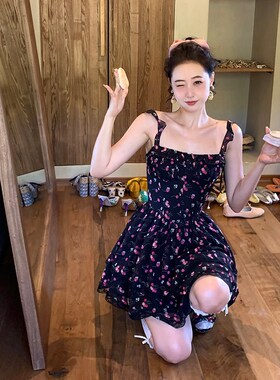 小丽小野莓黑色碎花吊带连衣裙夏2025新款小个子显瘦a字裙