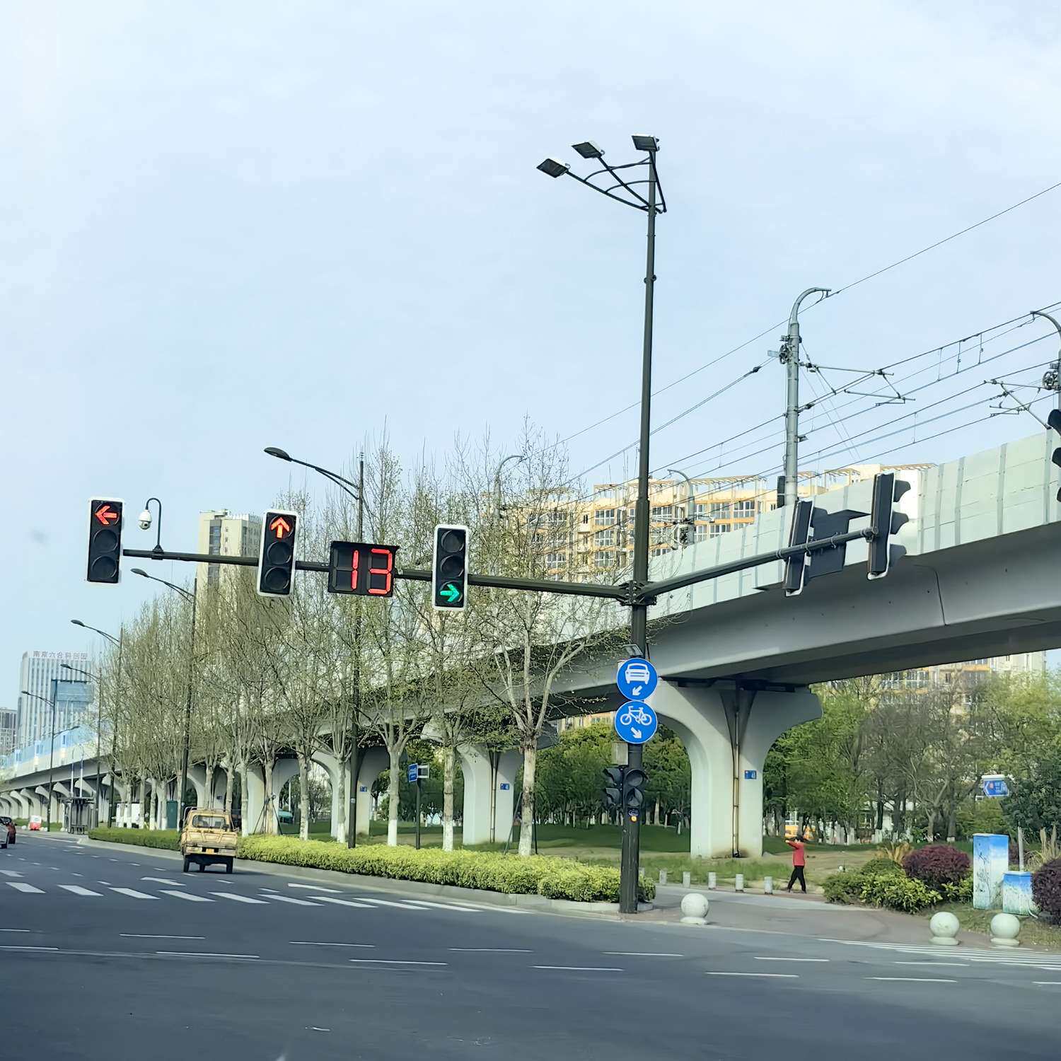 厂家多功能LED交通标志牌杆二合一市政道路信号灯监控杆综合杆