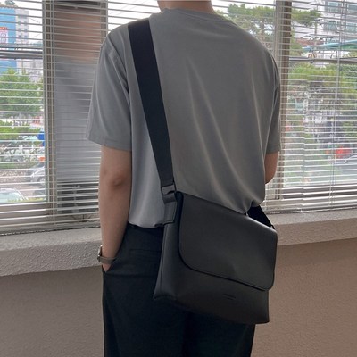 百搭日韩风男士通勤休闲包简约大容量单肩斜挎包宽肩带皮质邮差包