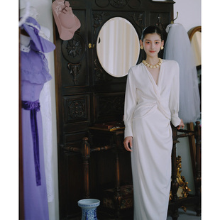 设计感纯欲白色扭结V领连衣裙女2025新款春季法式轻熟风礼服长裙