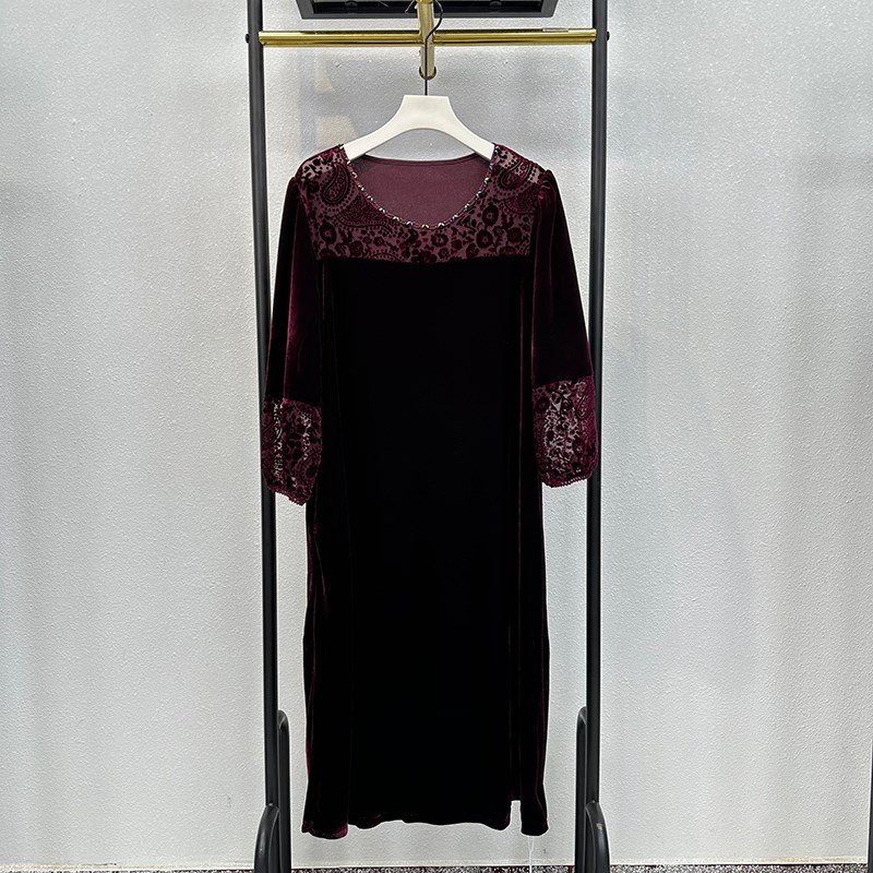 200斤大码高端妈妈真丝绒连衣裙新款雕花中老年女装过膝宽松裙子