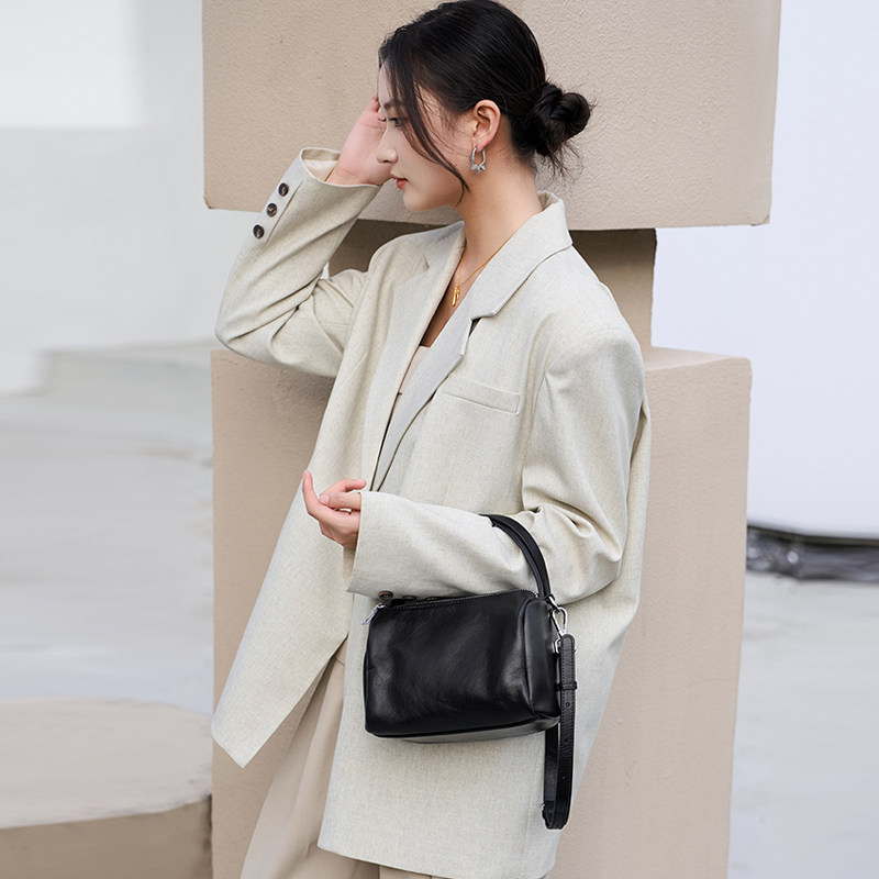 真皮枕头包女2025新款头层牛皮斜挎包百搭大容量手提盒包软烟盒包