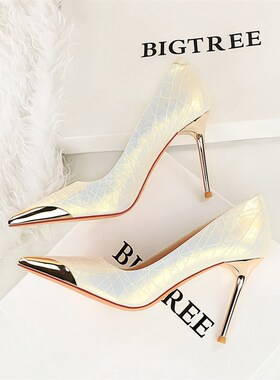 白色高跟鞋女2025新款细跟浅口金属尖头裂纹单鞋小众气质9cm夏季