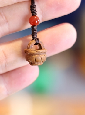 手工野生桃核雕刻吉祥物挂件