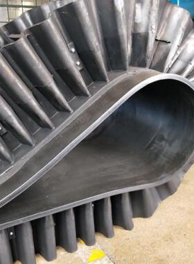 大倾角输送带650mm焦粉铁粉橡胶挡板黑色传送带尼龙裙边输送带