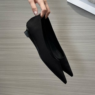 法式尖头黑色职业高跟鞋女冬季2025新款百搭绒面浅口坡跟工作单鞋