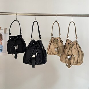 今年流行精致手提水桶包小众轻便抽绳单U肩斜挎牛津包女 极简主义