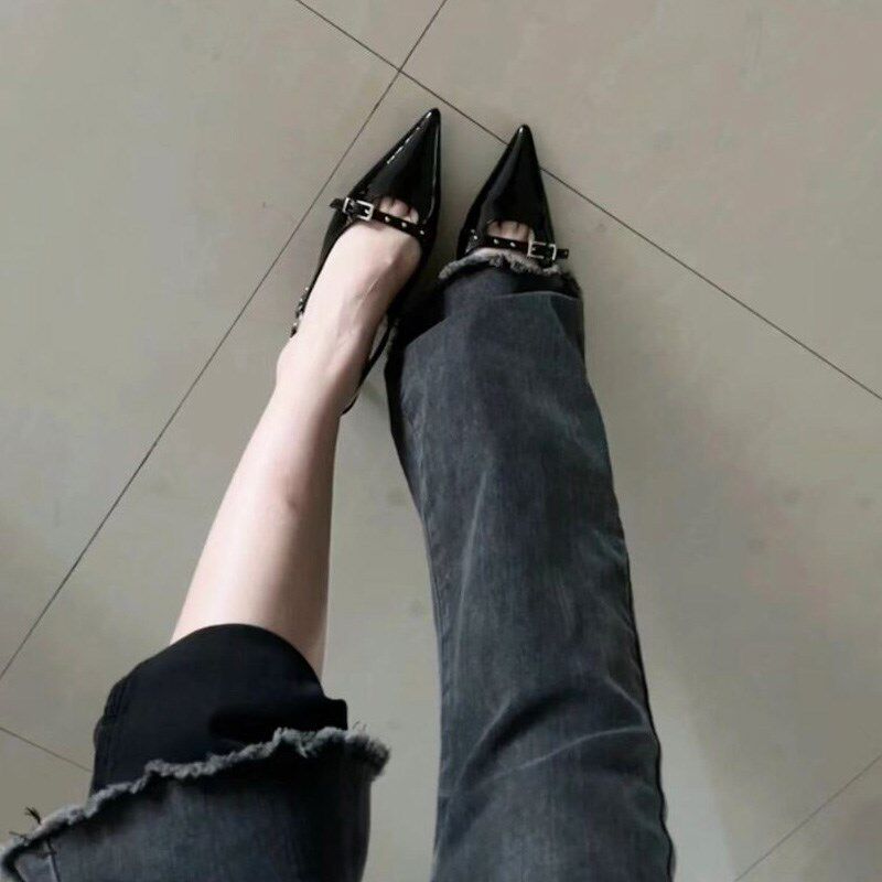 新款尖头a高跟鞋女细跟黑色漆皮一字扣带包头凉鞋铆钉法式单鞋