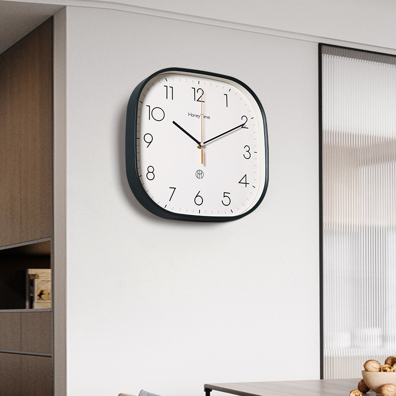新款2021方形挂钟家用现代简约挂墙客厅时钟石英钟表静音时尚挂表