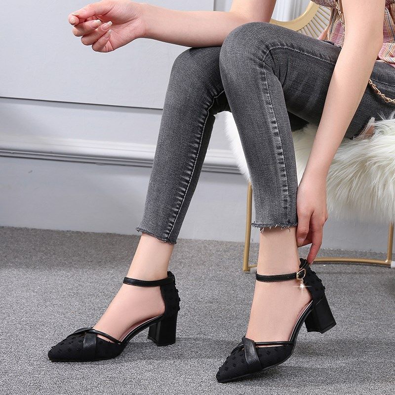粗跟中空凉鞋女2j024夏季新款时装一字扣带包头黑色尖头中跟女单