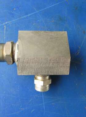 供应徐工LW500K装载机配件252909516--500KT.7.1.11回油接头块