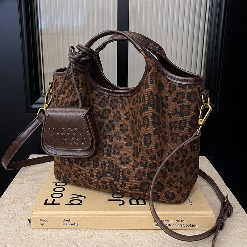 小众时尚手拎水桶包女韩版复古百搭单肩包2024秋冬小众高级感女包