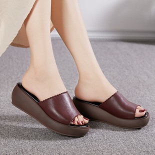 凉拖鞋女夏外穿2021新款真皮女士妈妈拖鞋厚底软底坡跟防滑女凉鞋