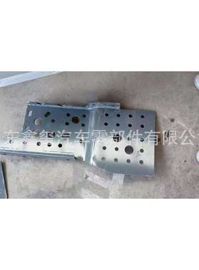 中国重汽豪瀚N7G前翻转轴总成AZ1671430120 豪瀚N7G大梁头 前横梁