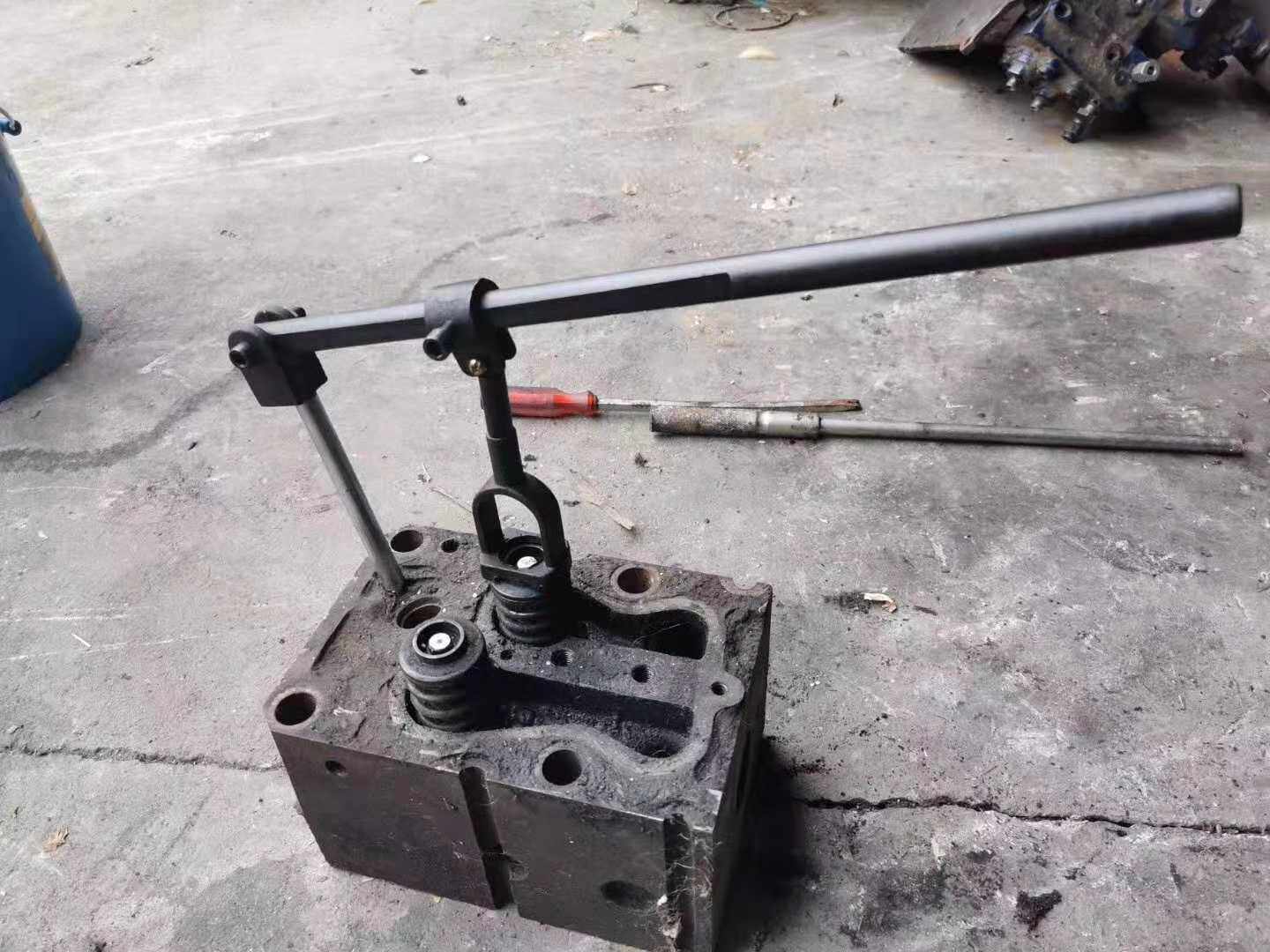 重卡发动机气门弹簧压缩器多功能拆装维修工具锁片拆装器店主推荐